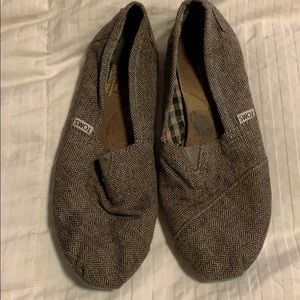 Women’s size 9 toms- brown with teal bottoms